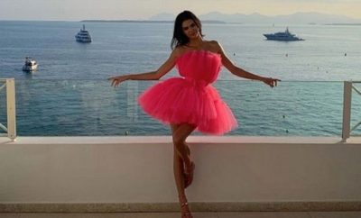 La Flamingo pose di Kendall Jenner