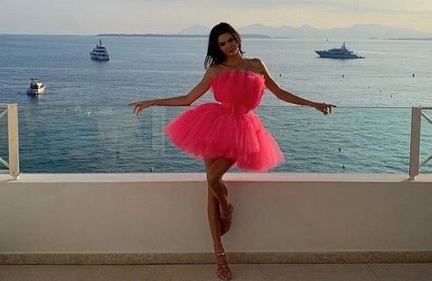 La Flamingo pose di Kendall Jenner